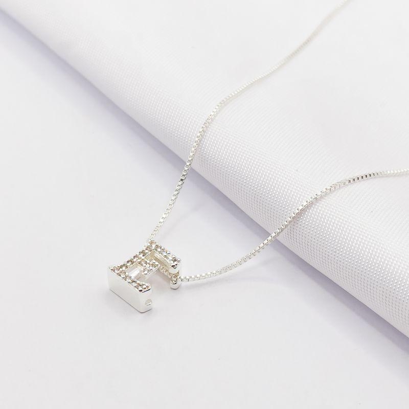 GARGANTILHA PRATA LETRA E CRAVEJADA 45CM