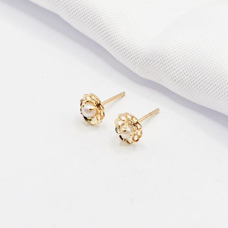 BRINCO DOURADO FLORZINHA E PÉROLA CENTRAL