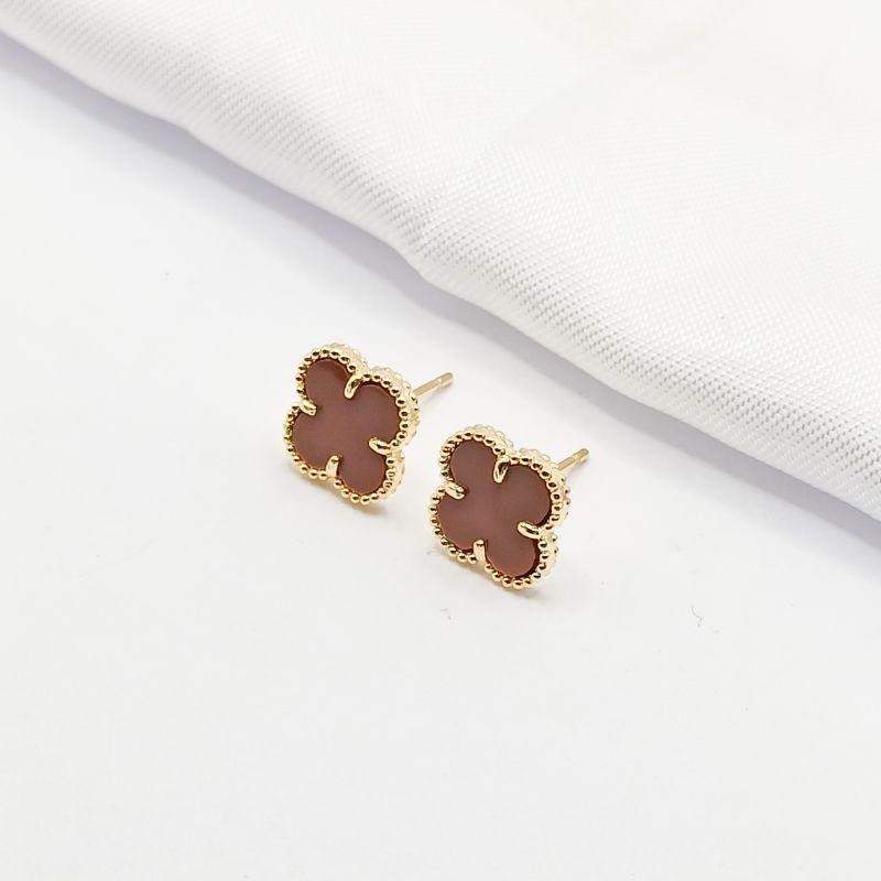 BRINCO DOURADO INSPIRAÇÃO TREVO VAN CLEEF MARROM