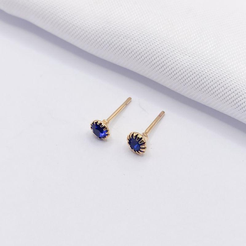 BRINCO DOURADO PONTO DE LUZ SAFIRA DETALHADO M