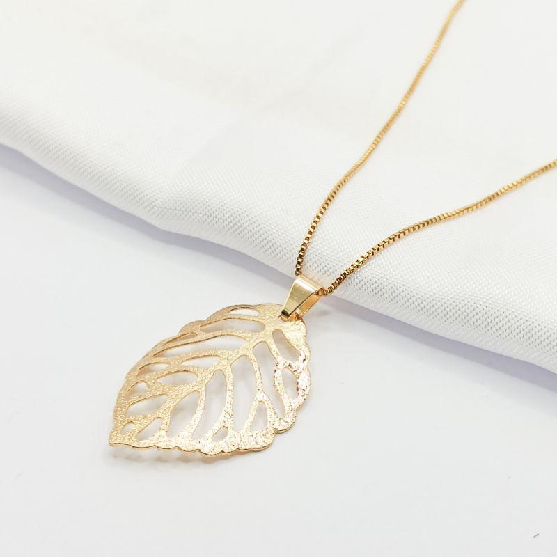 GARGANTILHA DOURADA FOLHA DIAMANTADA 45CM
