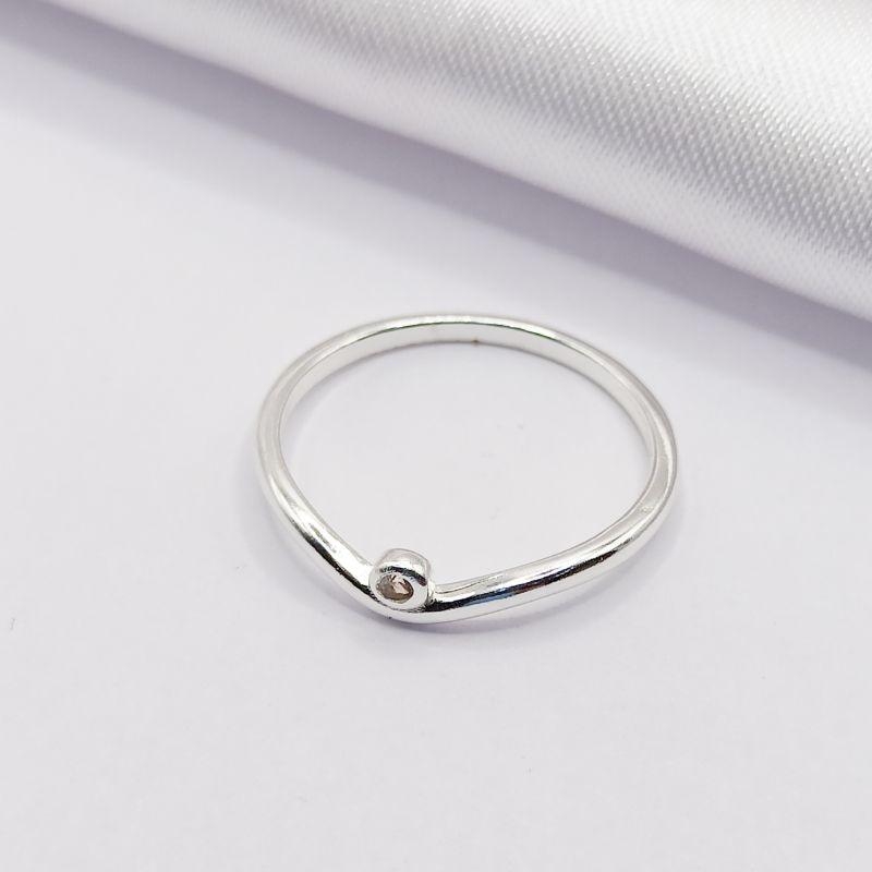 ANEL PRATA FIO COM PONTO DE LUZ EM V SUAVE