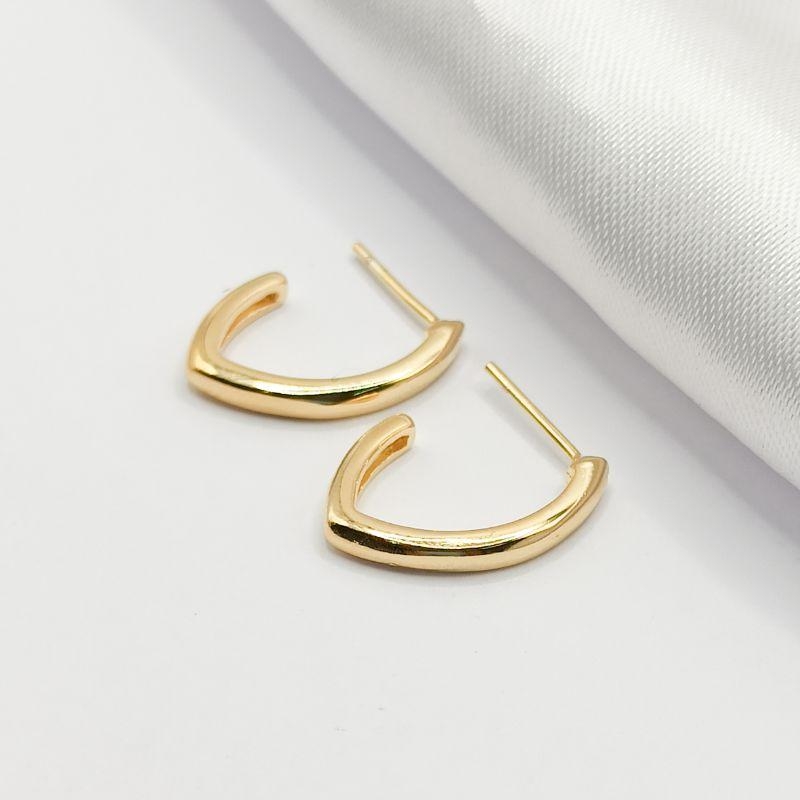 BRINCO DOURADO MEIA ARGOLA FIO CURVADO LISO