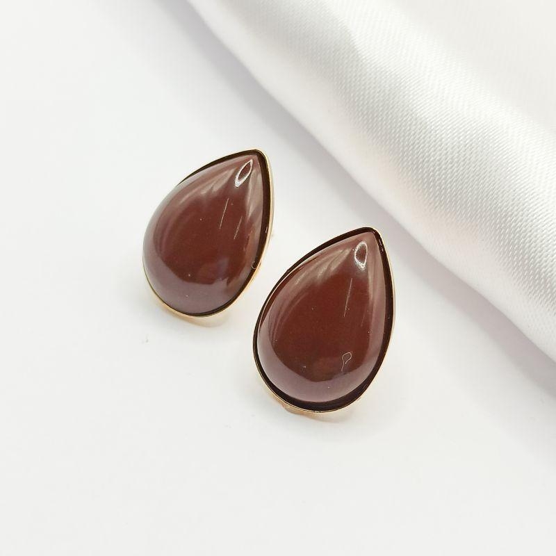 BRINCO DOURADO PEDRA NATURAL GOTA MARROM