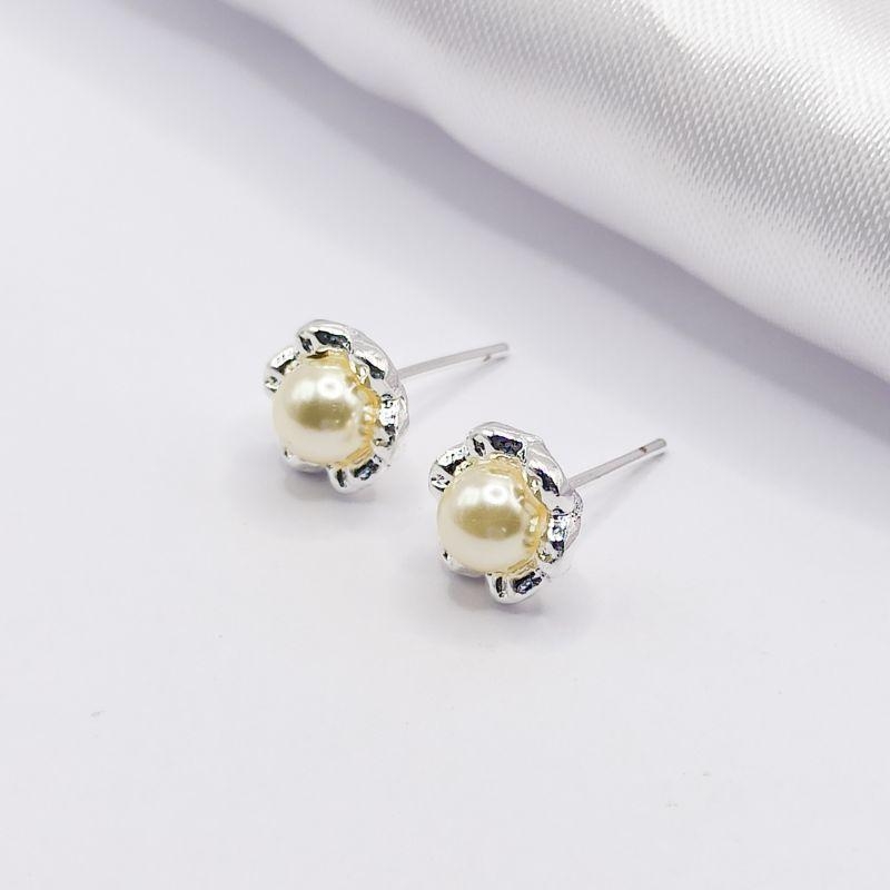 BRINCO PRATA FLOR COM MIOLO DE PÉROLA