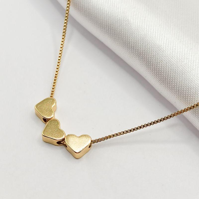 GARGANTILHA DOURADA CHOKER 3 CORAÇÕES 40CM