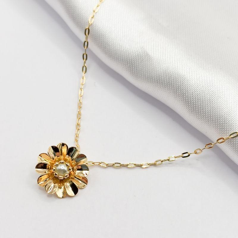 GARGANTILHA DOURADA CHOKER FLOR COM MIOLO DE PÉROLA 40CM