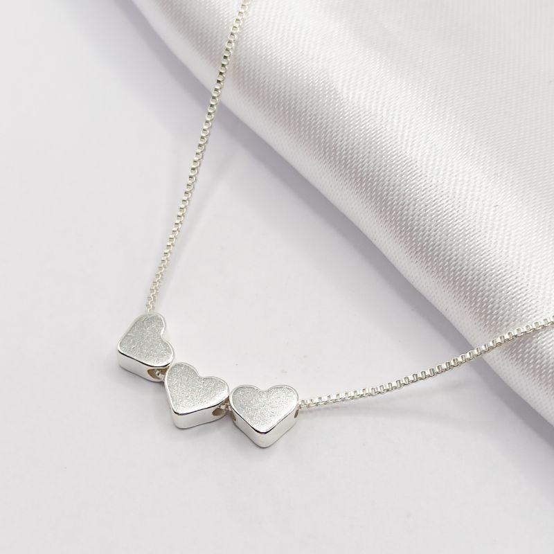 GARGANTILHA PRATA CHOKER 3 CORAÇÕES 40CM