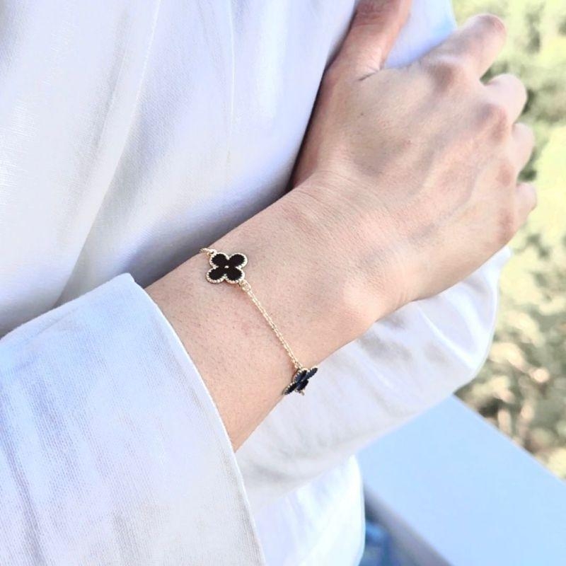 Pulseira Dourada 3 Trevos Preto Resinados