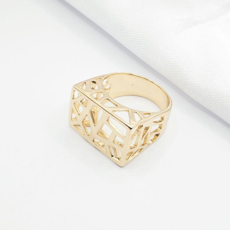 ANEL DOURADO RETANGULAR COM VAZADOS GEOMETRICOS