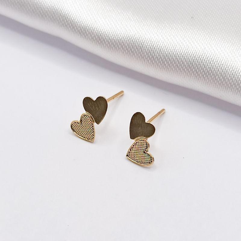 BRINCO DOURADO 2 CORAÇÕES CHAPINHA LISA E TRABALHADA