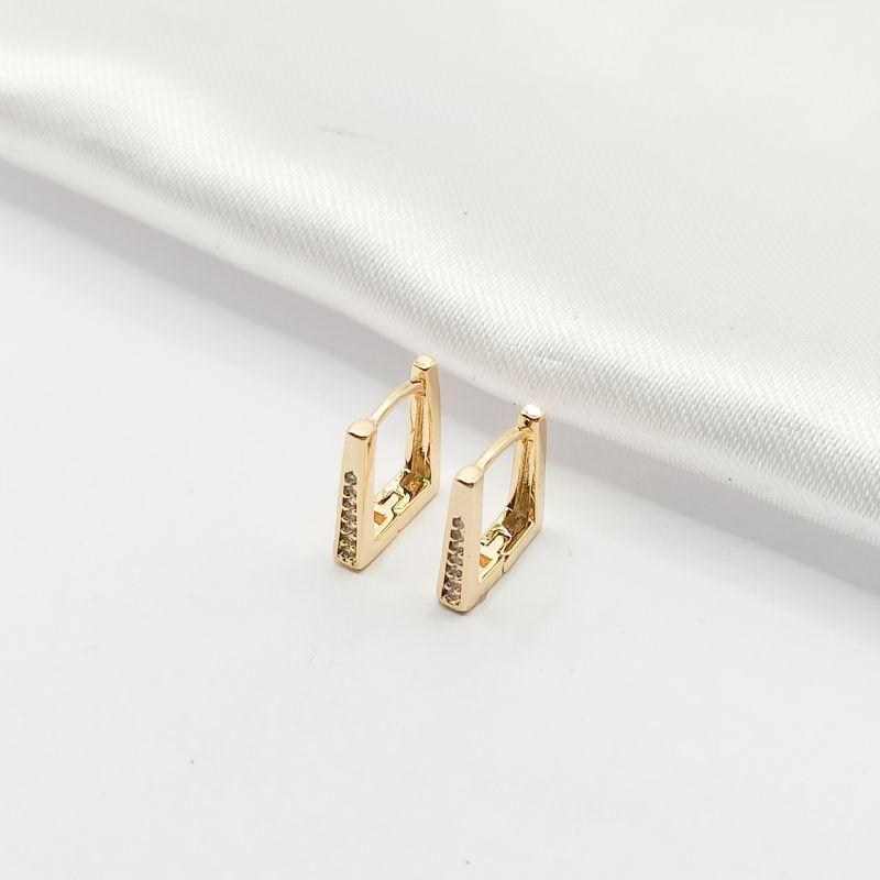 BRINCO DOURADO ARGOLA QUADRADA DETALHE EM ZIRCÔNIA