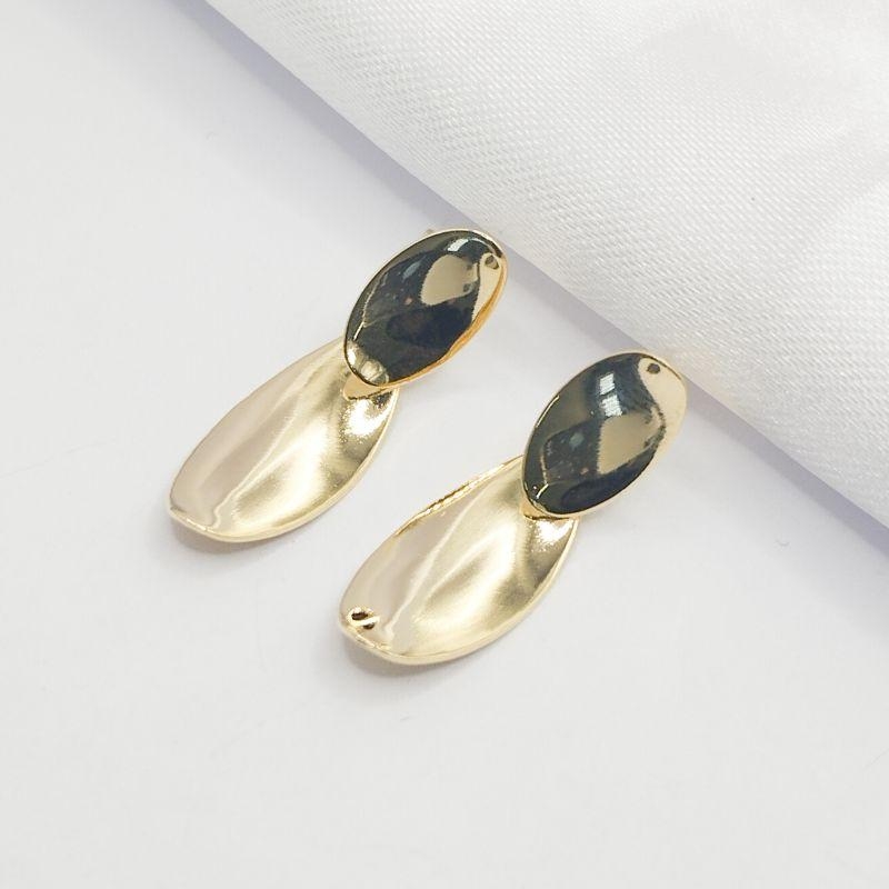 BRINCO DOURADO BASE GOTA E PENDENTE OVAL LISO