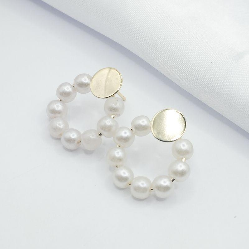 BRINCO DOURADO BASE LISA ARGOLA EM PÉROLAS