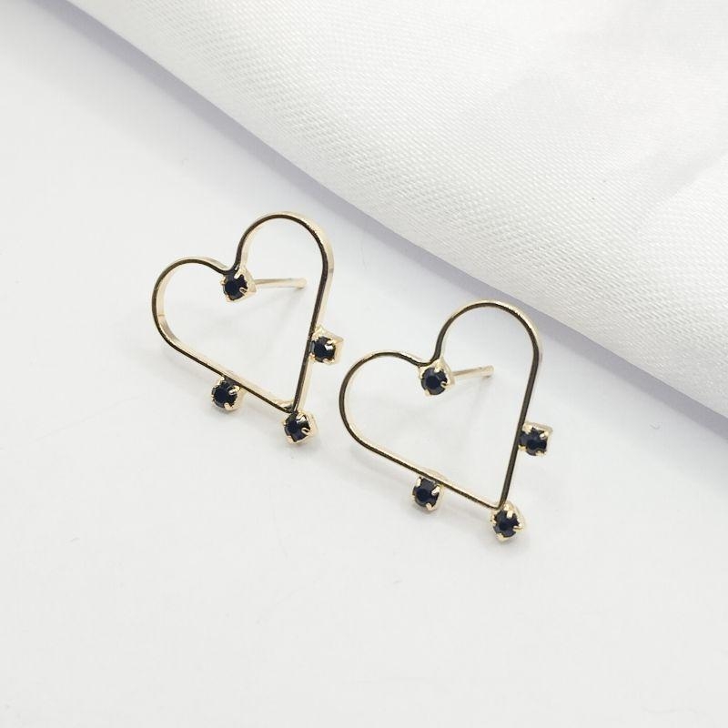 BRINCO DOURADO CORAÇÃO EM FIO COM PEDRAS PRETAS