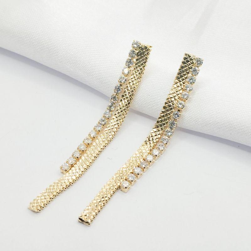 BRINCO DOURADO FIO DE ZIRCÔNIA E FIO LARGO COM TEXTURA