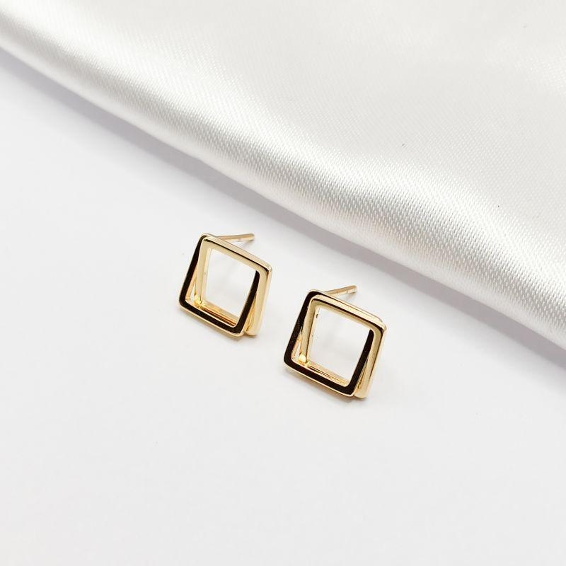 BRINCO DOURADO FIO QUADRADO ENTRELAÇADO