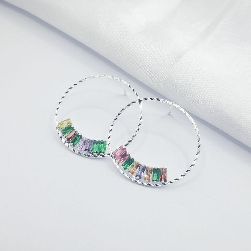 BRINCO DOURADO FIO TORCIDO COM PEDRAS BAGUETES COLORIDAS EM BAIXO