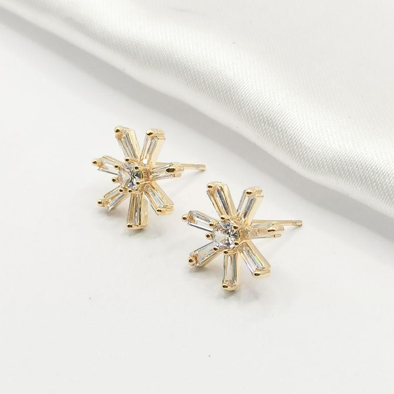 BRINCO DOURADO FLOR BAGUETE COM PONTO DE LUZ CRISTAL