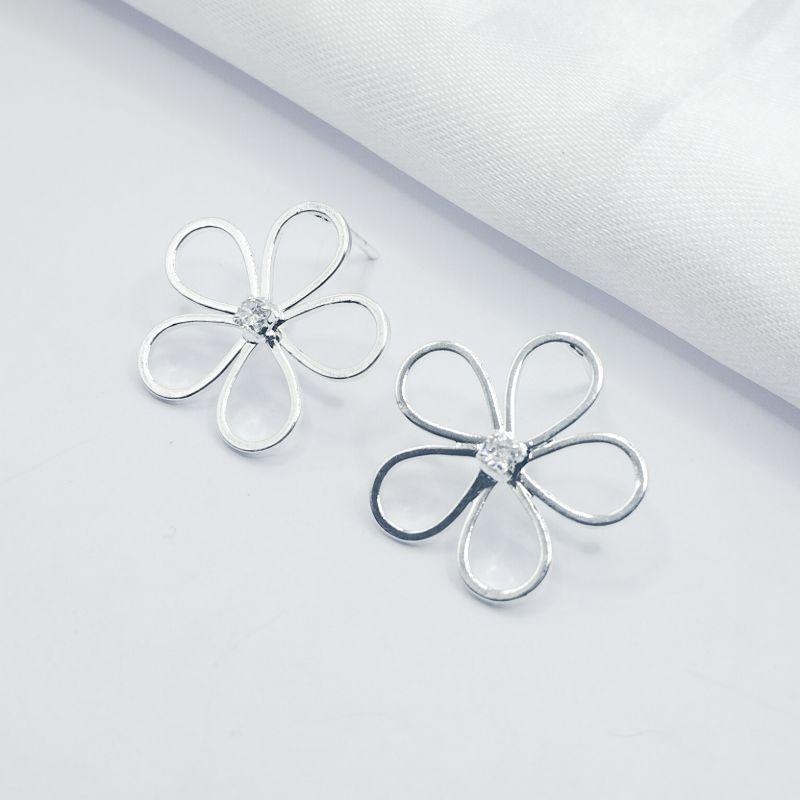 BRINCO DOURADO FLOR FIOS VAZADOS