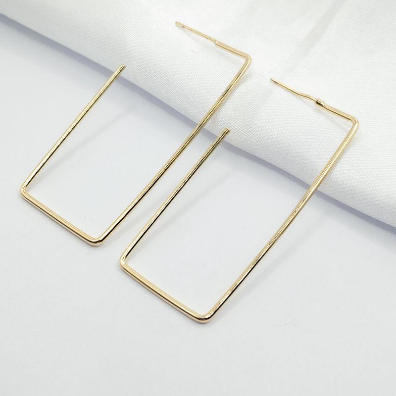 BRINCO DOURADO FORMATO RETANGULAR EM FIO