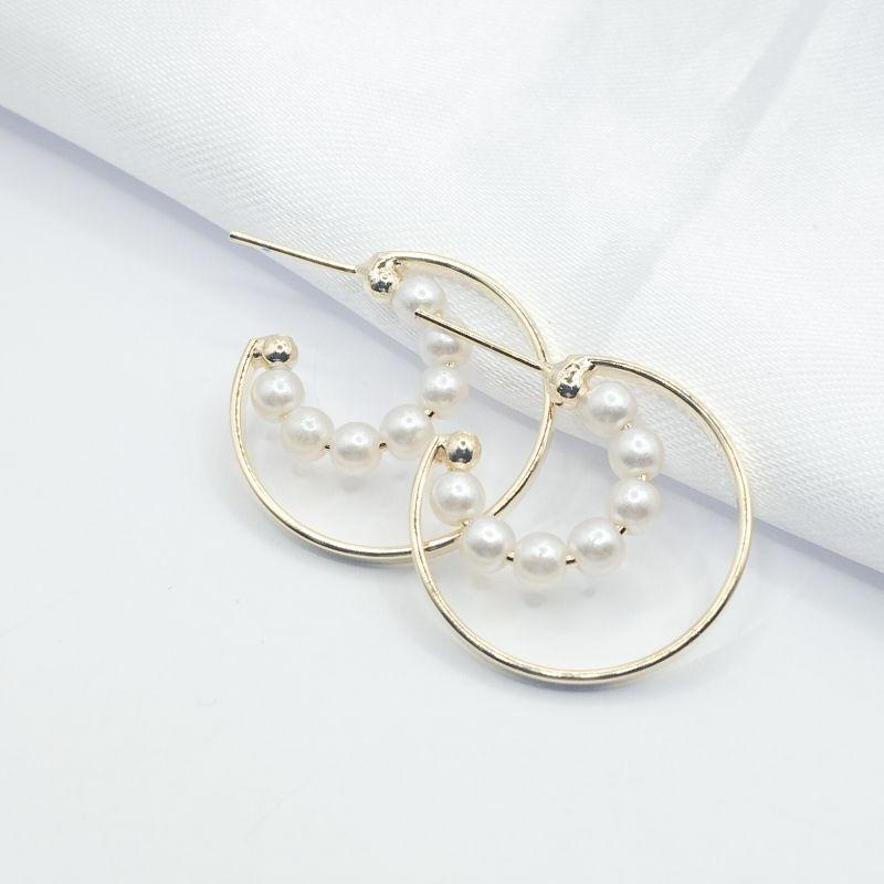 BRINCO DOURADO MEIA ARGOLA FIO LISO E OUTRO COM PEROLAS