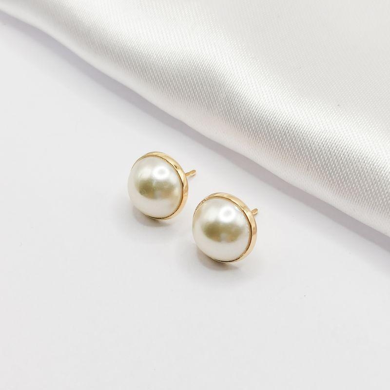 BRINCO DOURADO MEIA PÉROLA M