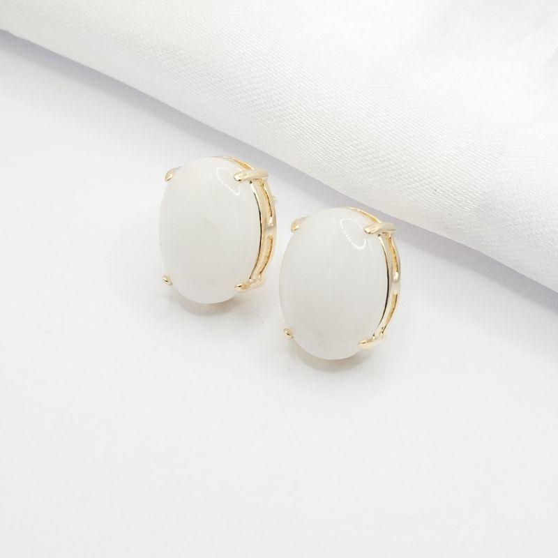 BRINCO DOURADO PEDRA OVAL BRANCA