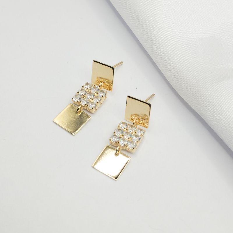 BRINCO DOURADO  QUADRADOS 2 LISOS E COM 1 ZIRCONIA