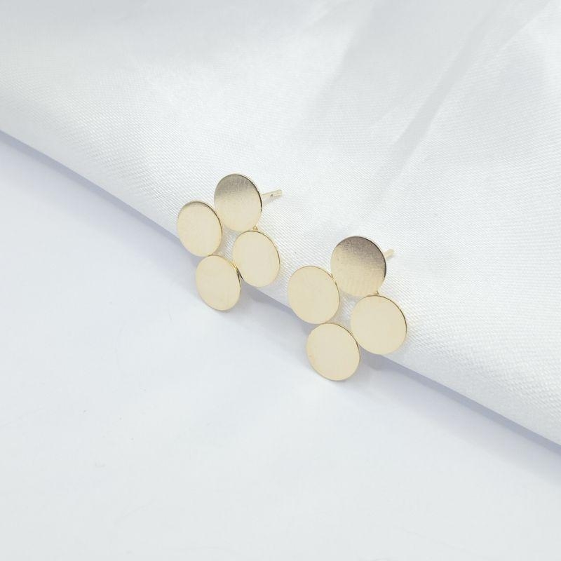 BRINCO DOURADO TRIANGULO FORMADO POR CIRCULOS LISOS