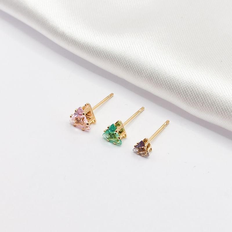 BRINCO DOURADO TRIO CRISTAL TRIÂNGULAR ROSA VERDE E ROXO