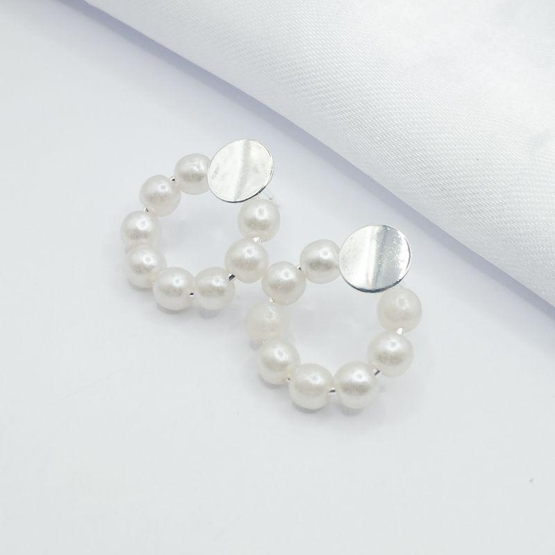 BRINCO PRATA BASE LISA ARGOLA EM PÉROLAS