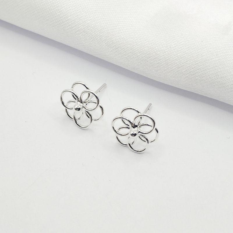 BRINCO PRATA CIRCULOS VAZADOS FORMAM FLOR