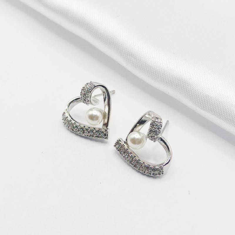BRINCO PRATA CORAÇÃO CURSIVO COM PÉROLA E ZIRCÔNIA