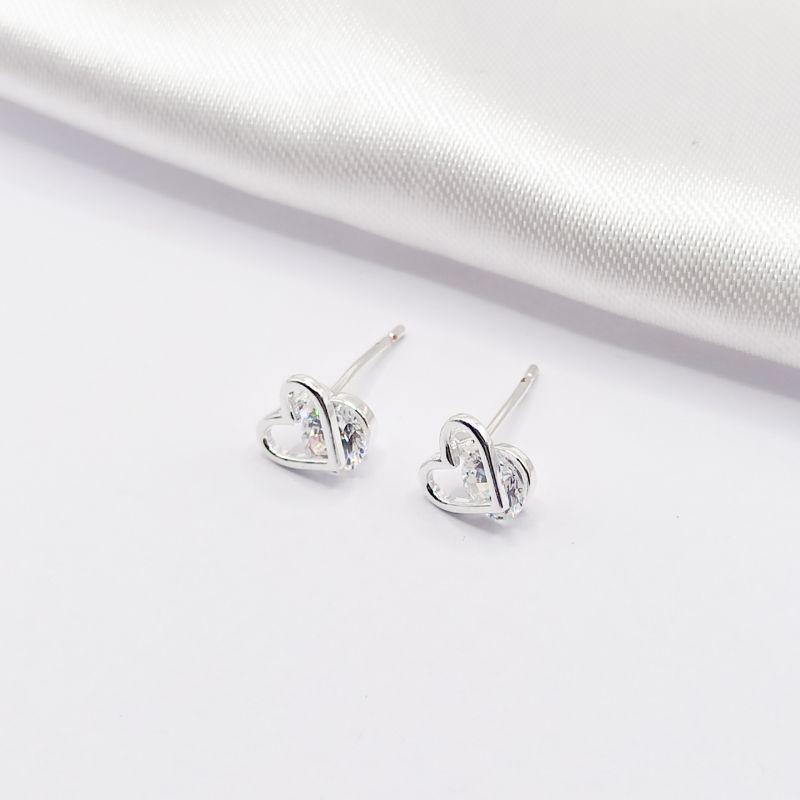 BRINCO PRATA CORAÇÃO FIO COM PONTO DE LUZ