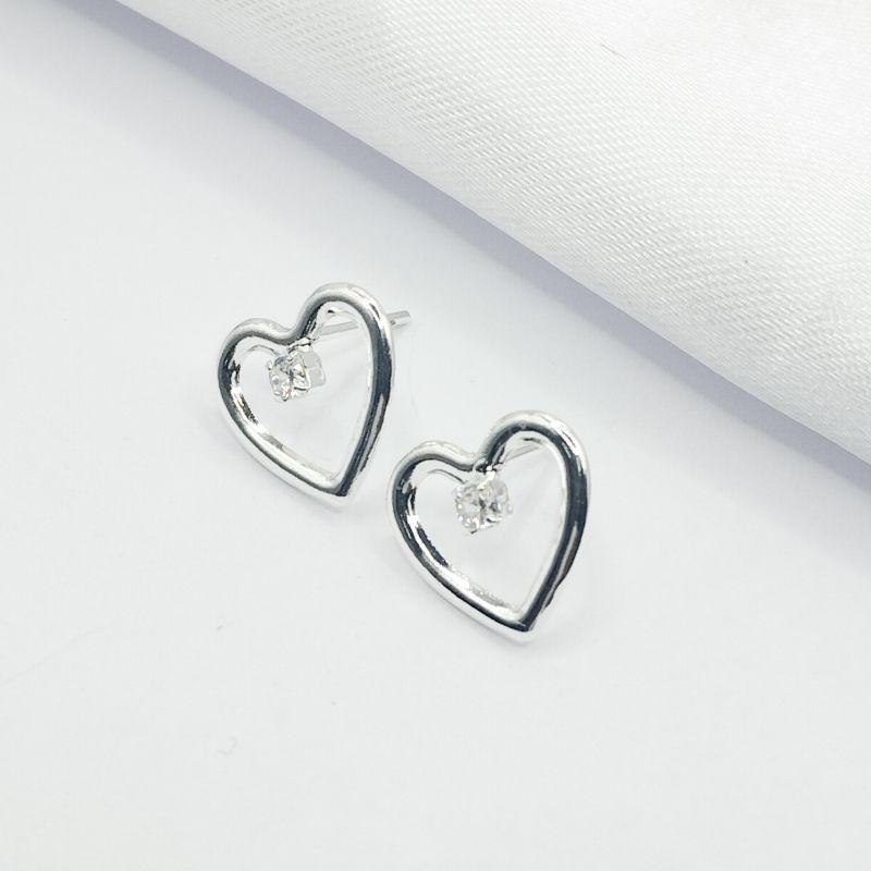 BRINCO PRATA CORAÇÃO VAZADO COM PINGO DE LUZ