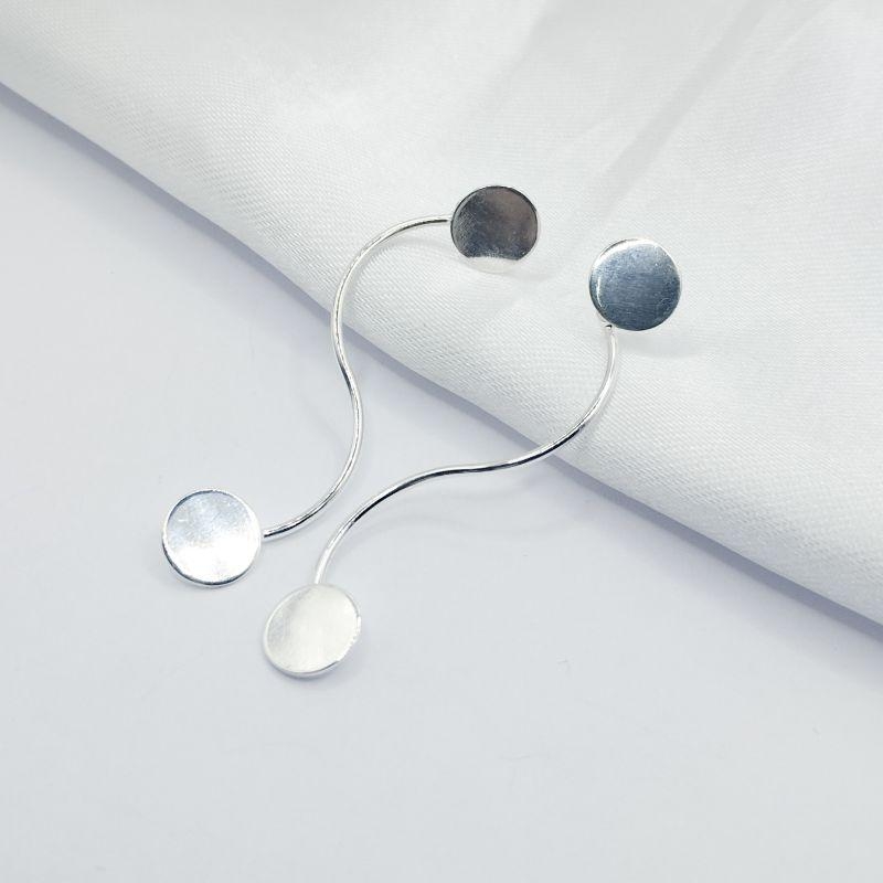 BRINCO PRATA FIO ONDULADO COMPONTAS EM CIRCULO LISO