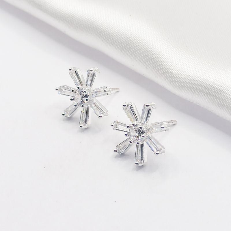 BRINCO PRATA FLOR BAGUETE COM PONTO DE LUZ CRISTAL