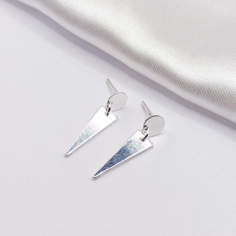 BRINCO PRATA  GEOMÉTRICO BOLA E TRIÂNGULO CHAPA LISA