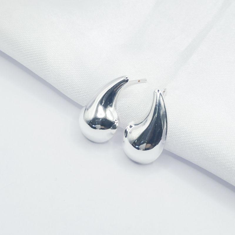 BRINCO PRATA GOTA EM VIRGULA LISA