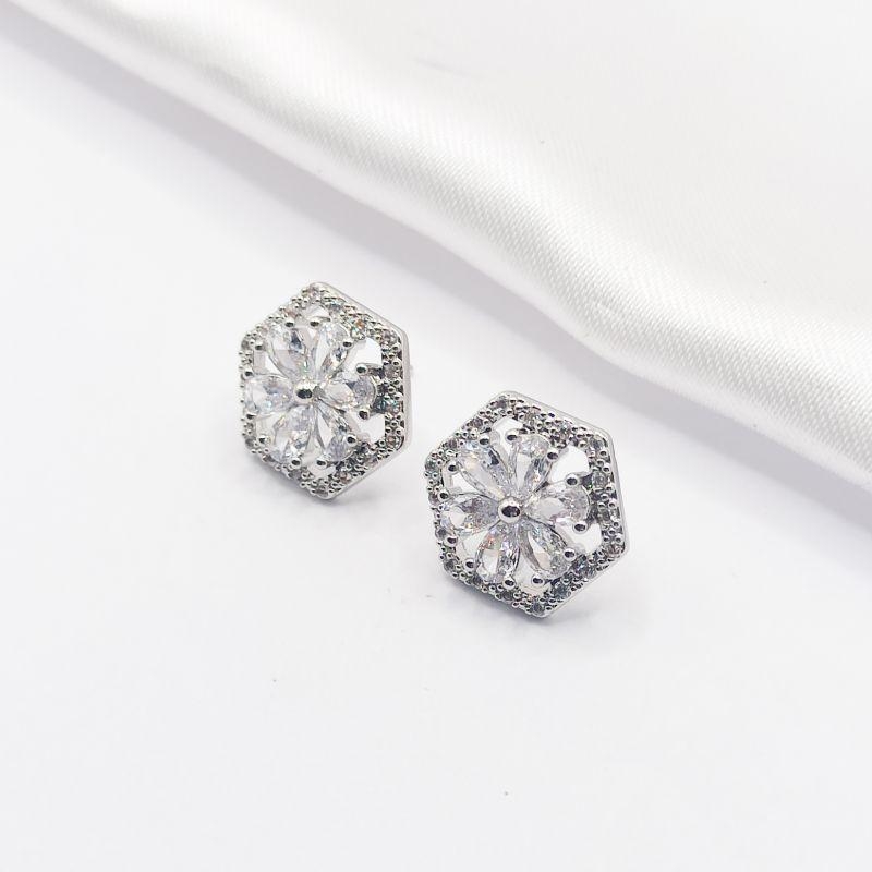BRINCO PRATA HEXÁGONO CRAVEJADO COM FLOR CRISTAL