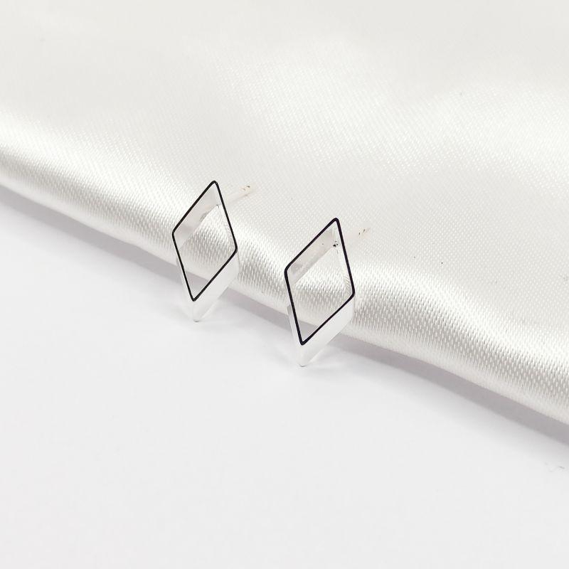 BRINCO PRATA LOSÂNGO 3D LISO