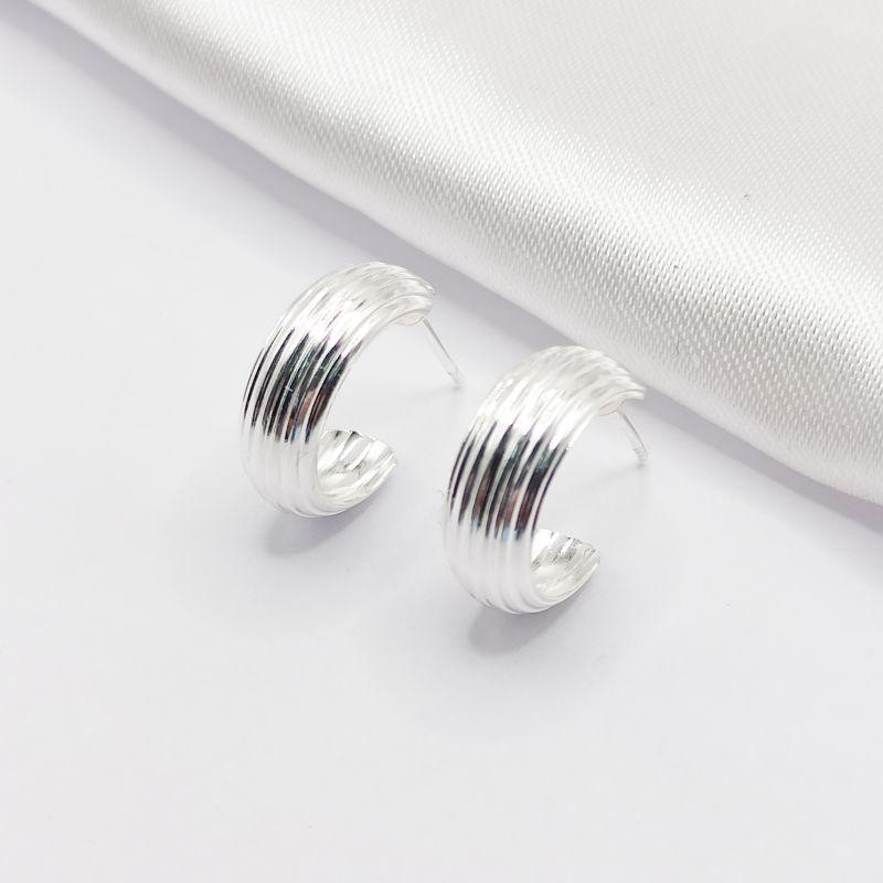 BRINCO PRATA MEIA ARGOLA CANELADA LISA