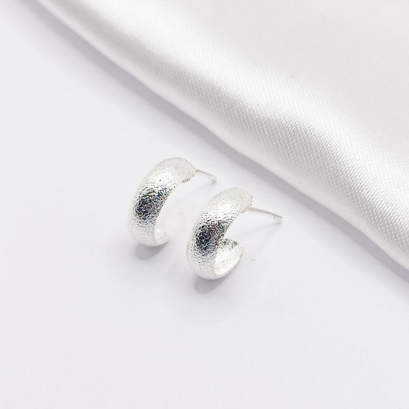 BRINCO PRATA  MEIA ARGOLA COM TEXTURA P