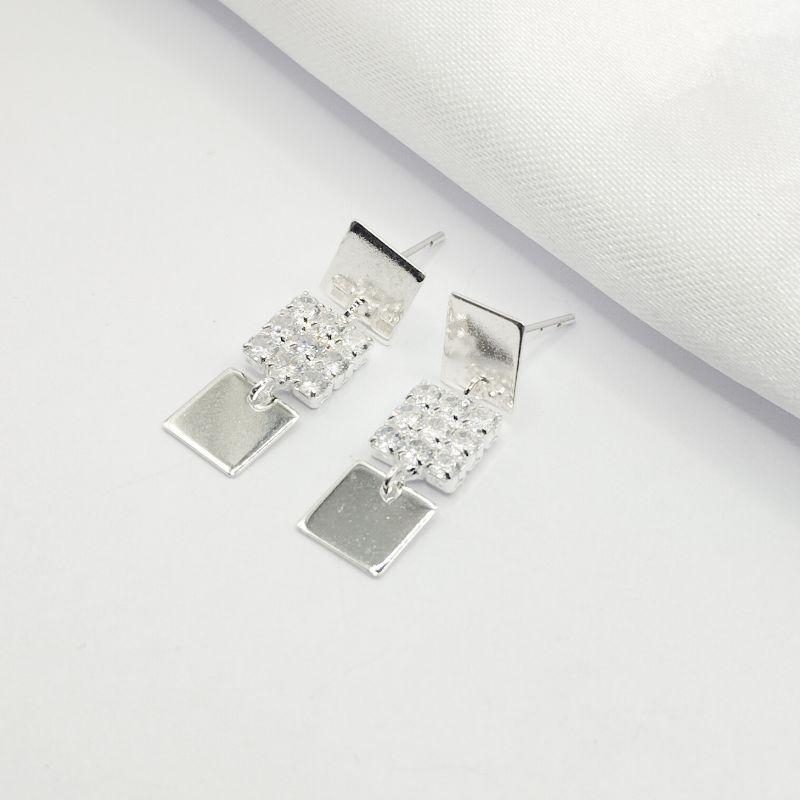 BRINCO PRATA  QUADRADOS 2 LISOS E COM 1 ZIRCONIA