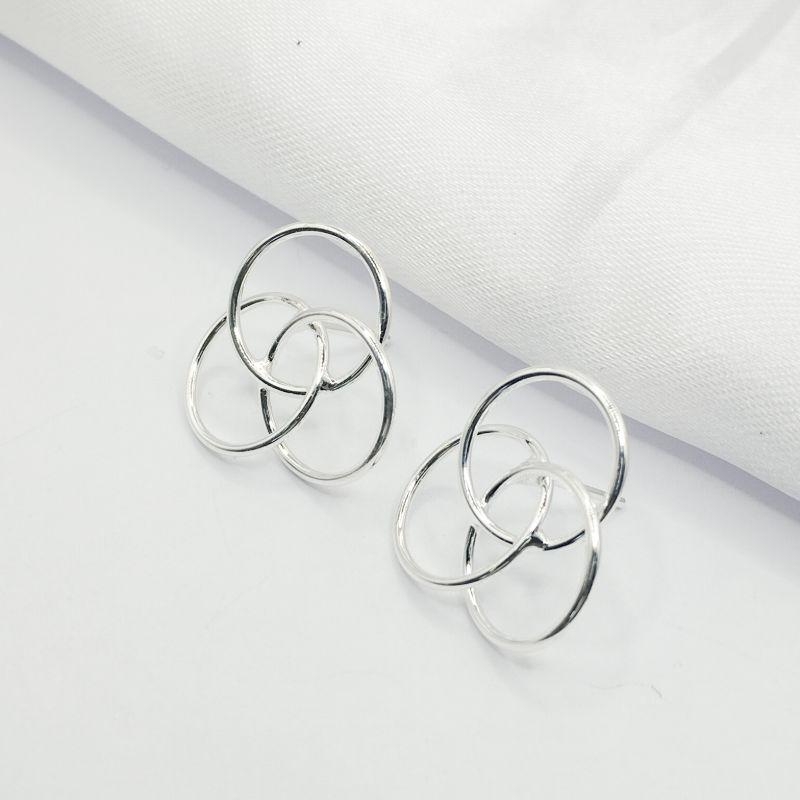 BRINCO PRATA TRES CIRCULOS ENTRELAÇADOS