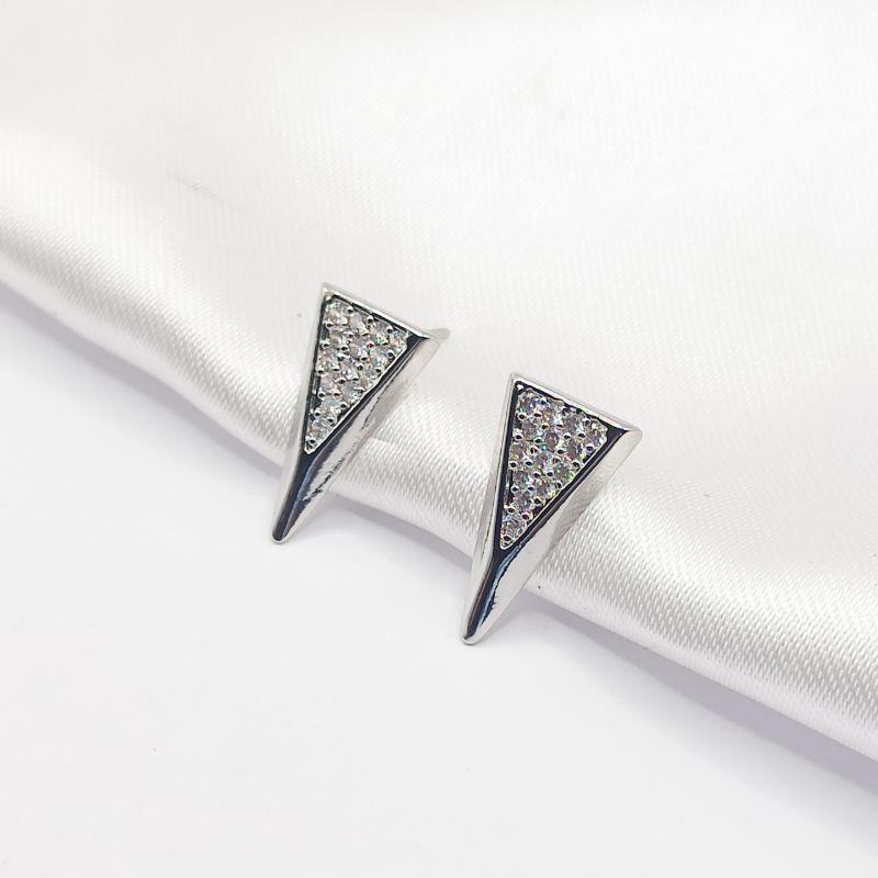 BRINCO PRATA TRIÂNGULO 3D CRAVEJADO COM CANETA DE RÓDIO