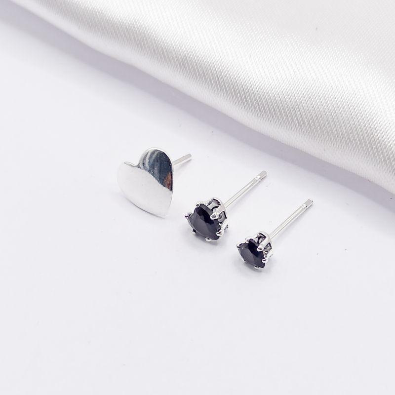 BRINCO PRATA TRIO CORAÇÃO LISO E CRISTAL BLACK