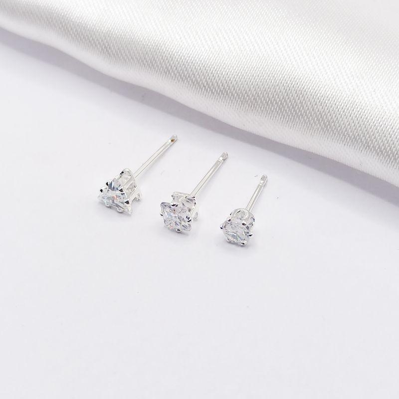 BRINCO PRATA TRIO PONTO DE LUZ CARRÊ E TRIÂNGULO CRISTAL