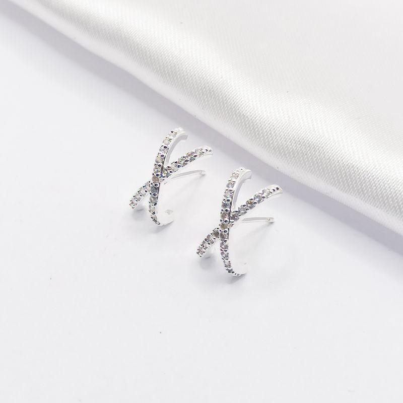 BRINCO PRATA  X CURVILÍNEO COM ZIRCÔNIA